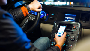 Guida e smartphone in mano: allarme