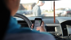 Cellulare al volante, distrazione fatale